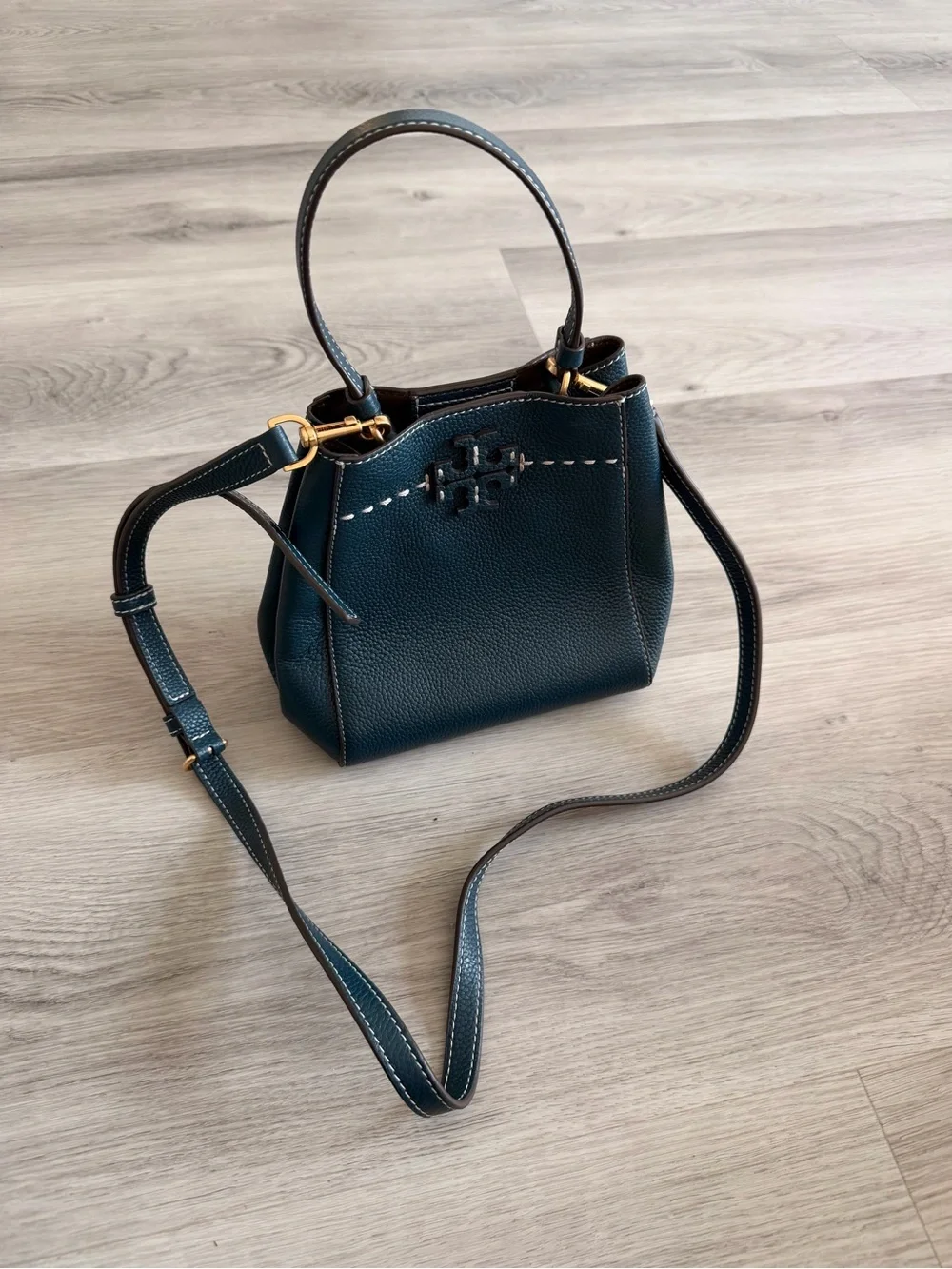 Tory Burch McGraw Small Leather Bucket Bag – Deep Navy/Teal